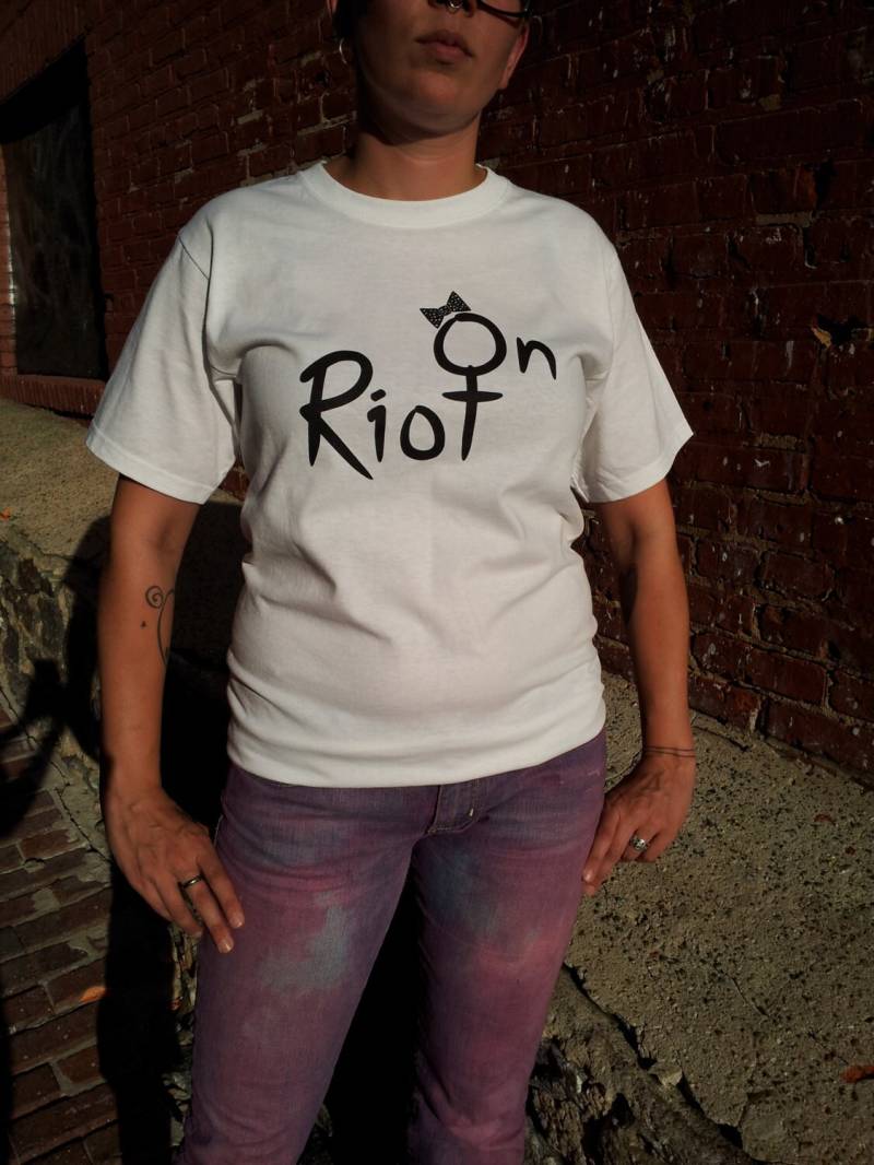 Riot On Bow Logo Siebdruck T Shirt von RiotOn
