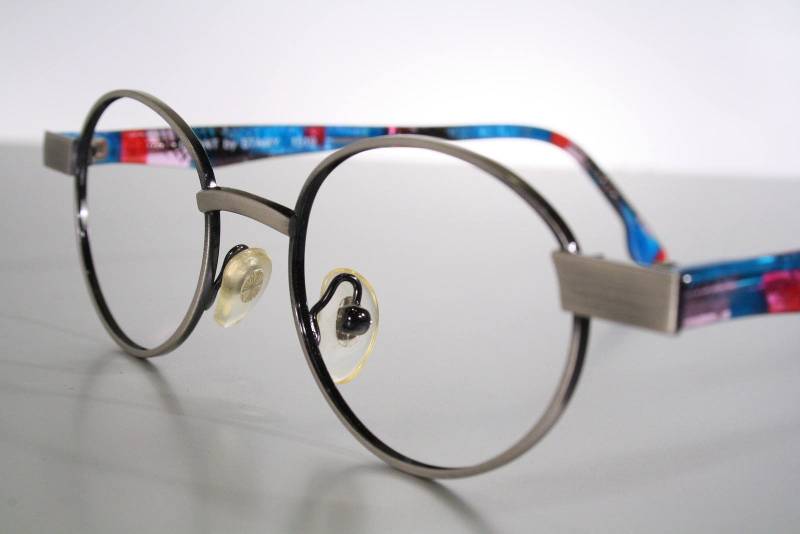 Grant By Stamy Modell "1519' Vintage Brille Original 90Er Oval Mit Messing Rahmen Und Blau Schwarz Rot Bügeln Grant By Stamy Modell "1519' Vintage Brille Original 90Er Oval Mit Messing Rahmen Und Blau Schwarz Rot Bügeln von RipVanW