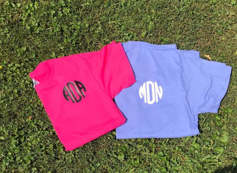 Htv Scalloped Circle Monogram T-Shirt | Shortsleeve Jugend, Erwachsene & Kleinkind Htv Scalloped Circle Monogram T-Shirt | Shortsleeve Jugend, Erwachsene & Kleinkind von RiseUpChild05