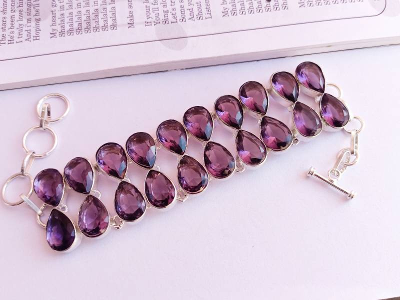 Atemberaubendes Amethyst Versilbertes Armband Verstellbares Manschettenarmband Geschenk Für Sie von Rishijewelrycreation