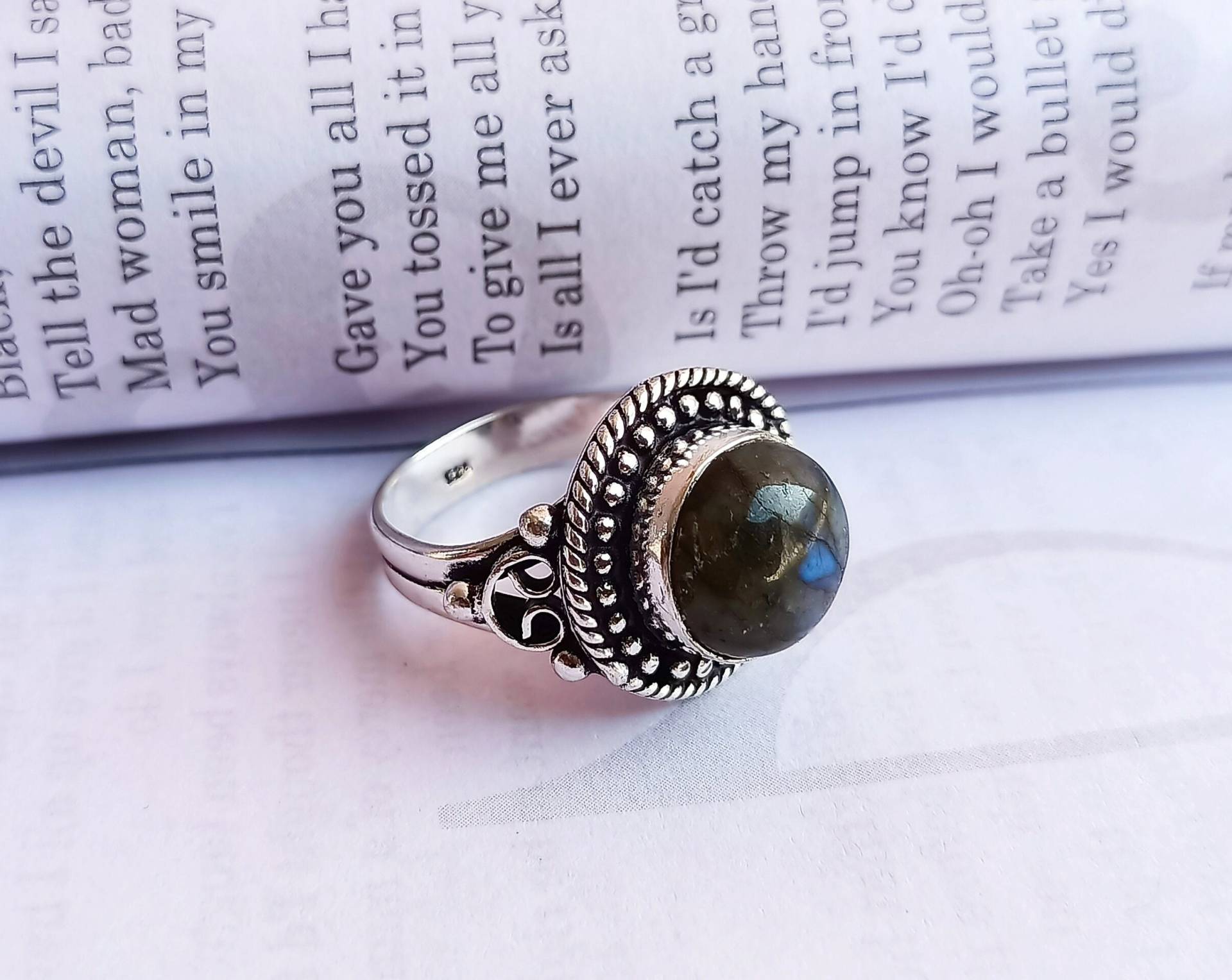 Auffälliger Labradorit Ring-Handgemachter Antik Ring-Runder Ring-statement Ring-Edelstein Ring Für Frauen-Zierlicher Ring-Boho Auffälliger Labradorit Ring-Handgemachter Antik Ring-Runder Ring-statement Ring-Edelstein Ring Für Frauen-Zierlicher Ring-Boho von Rishijewelrycreation