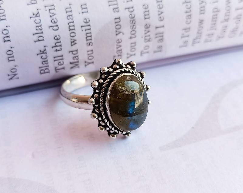 Auffälliger Labradorit Ring-Labradorit Boho Ring-Boho Ring-Frauen Statement Ring-Solitär Ring-Zierlicher Ring von Rishijewelrycreation