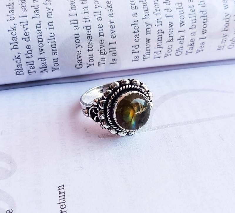 Auffälliger Labradorit Ring - Natürlicher Versilberter Boho Gemstoen Ring-Frauenring von Rishijewelrycreation