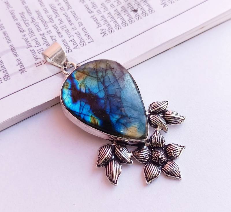 Blauer Labradorit Edelstein Anhänger Versilberter Schmuck Geschenk Für Sie Einzigartiges von Rishijewelrycreation