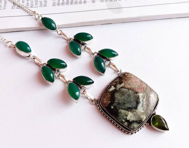 Edulite Halskette Versilberte Edulith Edelstein Halsketteedulyte Und Grüner Onyx Halskettehandgefertigter Schmuck von Rishijewelrycreation