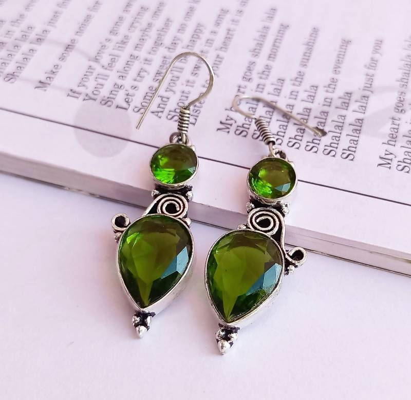 Grüne Peridot Ohrringe Aus Sterling Silber Versilbert Geschenk Für Sie Hängeohrringe von Rishijewelrycreation