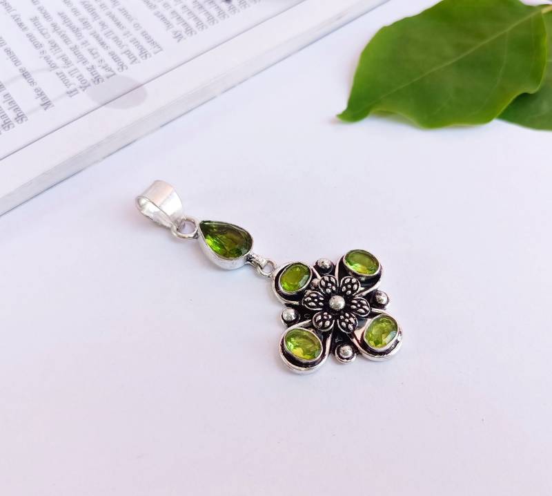 Handgemachte Peridot Anhänger Halskette Sterling Silber Überzogene Einzigartiger Für Sie von Rishijewelrycreation