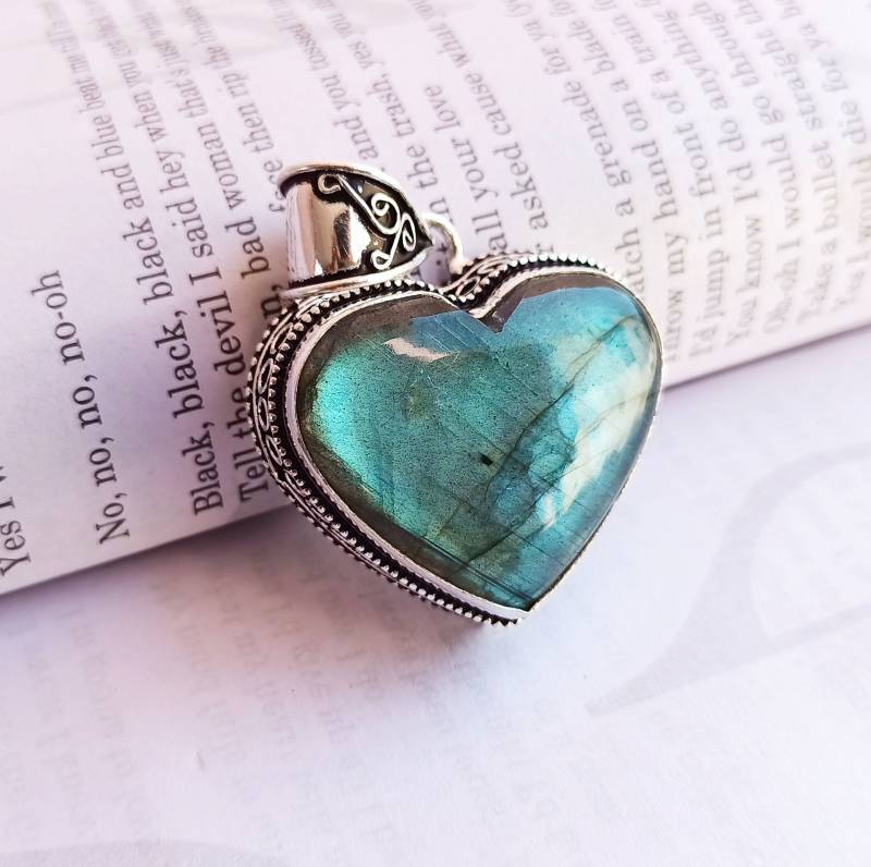Herz Labradorit Anhänger-Edelstein Unikat Anhänger-Anhänger Für Liebe-Frauen Anhänger-Versilberter Herzanhänger-Frauen Medaillon von Rishijewelrycreation