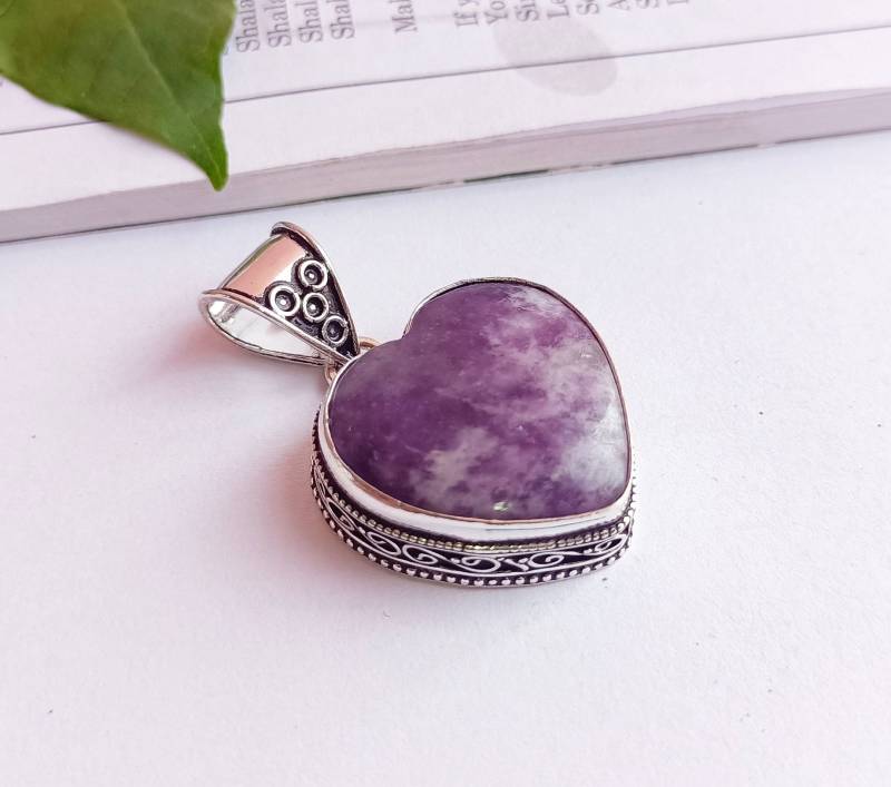 Herzform Lepidolith Anhängerhandgemachter Versilberter Anhänger Halsketteschmuckherzform AnhängerIerlicher von Rishijewelrycreation