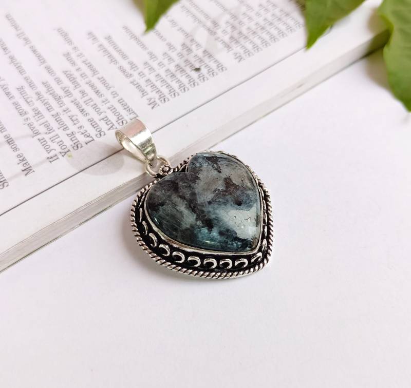 Larvikit, Herz Larvikit Anhänger Edelstein Halskette Sterling Silber Vergoldet Schmuck Jahrestag Geschenk von Rishijewelrycreation