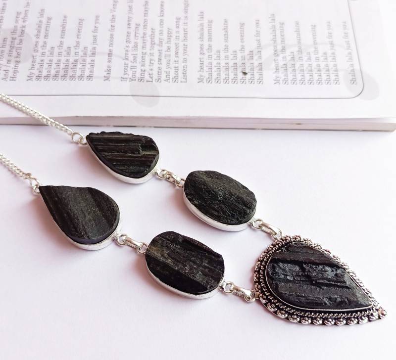 Natürliche Rohe Schwarze Turmalin Halskette, Silber Überzogene Einzigartiges Jahrestagsgeschenk von Rishijewelrycreation