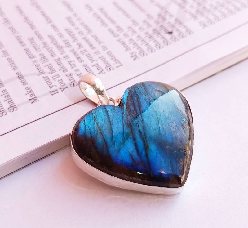 Natürliches Blaues Feuer Labradorit Anhänger Halskette Natürlicher Herzform von Rishijewelrycreation