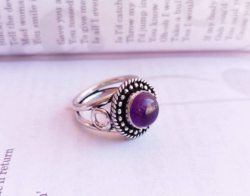 Schöner Amethyst Versilberter Ring Rund Geschliffener Natürlicher Edelstein Frauenring von Rishijewelrycreation