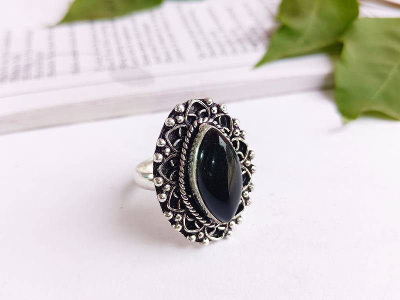 Schwarzer Onyx Edelstein Ring, Versilberter Einzigartiger Schwarzer Ring Für Frauen von Rishijewelrycreation