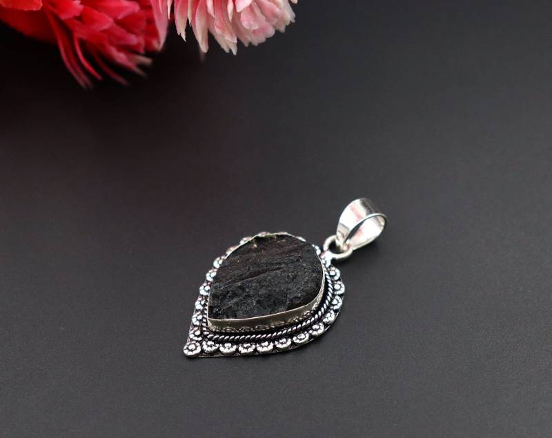 Schwarzer Turmalin Rohstein Anhänger Handgefertigter Schmuck Geschenk Für Sie von Rishijewelrycreation