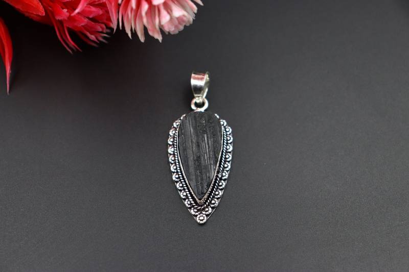 Schwarzer Turmalin Rohstein Anhänger Handgemachte Edelstein Handarbeit von Rishijewelrycreation