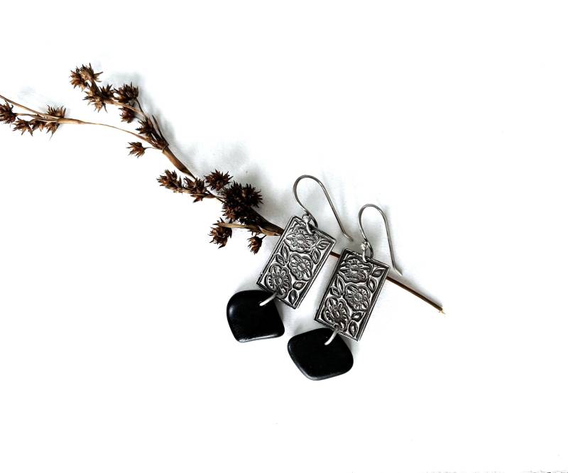 Hippie Boho Rohsilber Handgemachte Kieselstein Ohrringe Blumenmuster Fluss Rock Schmuck Strand Stein Rustikale Erdige Umweltfreundliche Naturstein von RisingSunStudio