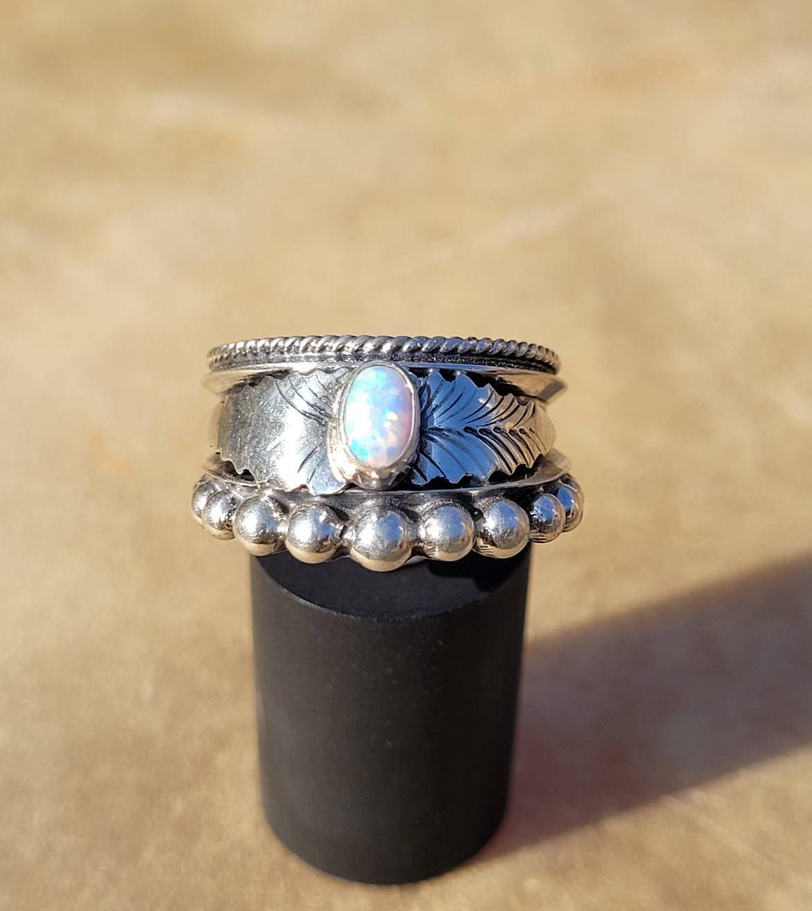 Moderner Opal Ring von RisingThunderJewelry