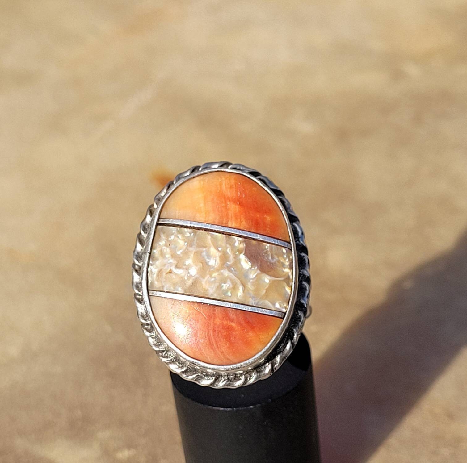 Vintage Spiny Oyster Ring von RisingThunderJewelry