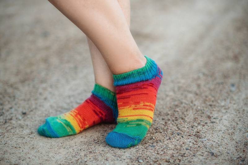 Regenbogen Wolle Socken Kuschelige Unisex Beinwärmer von RistinaKnittingJazz