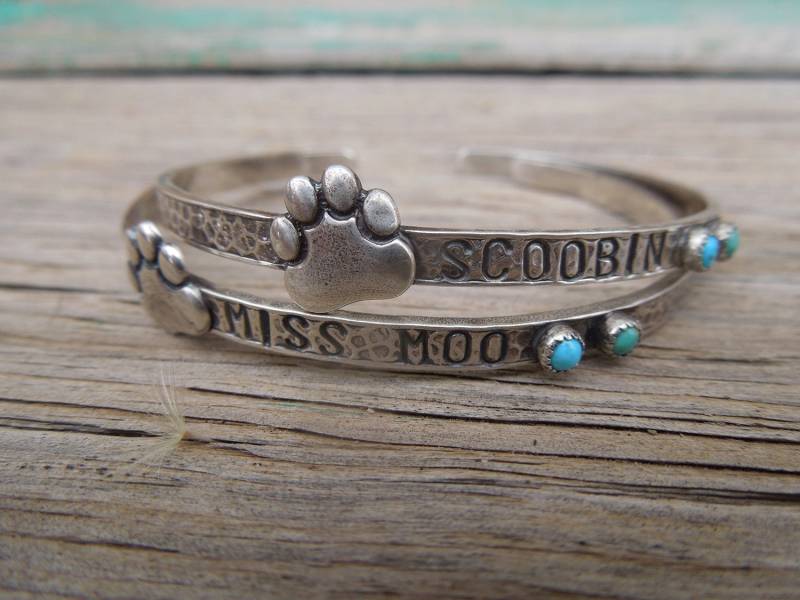 Hund Katze Haustier Custom Gedenk Armband - Gehämmertes Sterling Silber Und Türkis Spende An Animal Rettung Hund Katze Haustier Custom Gedenk Armband - Gehämmertes Sterling Silber Und Türkis Spende An Animal Rettung von RistraRanch