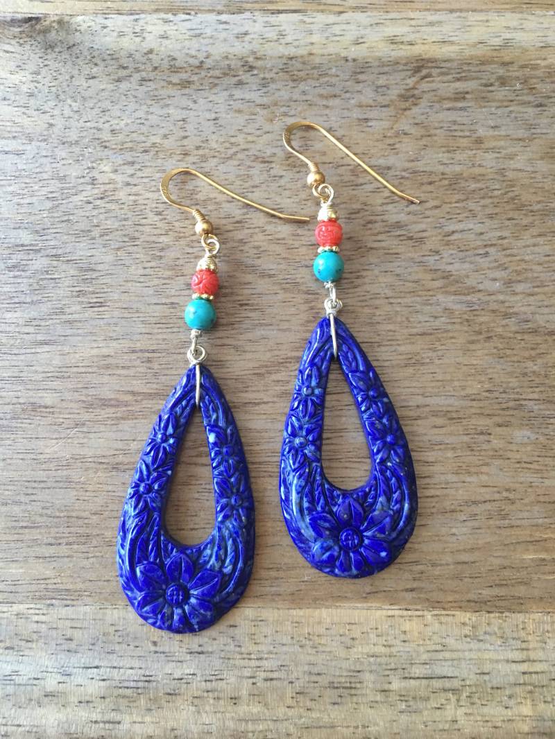 Geschnitzte Lapis Lazuli Ohrringe, Blumenmuster, Koralle Perle Und Türkis Vergoldete Sterling Silber Ohrringe von RitaCollection
