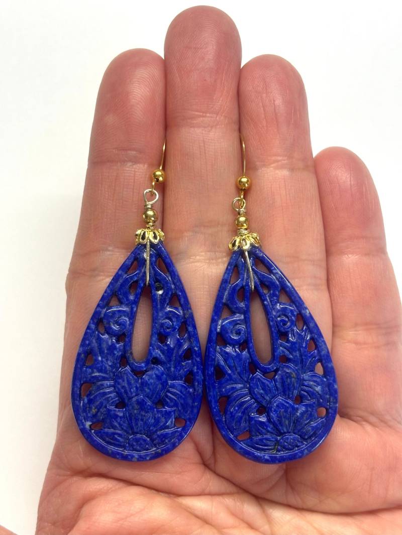 Geschnitzte Lapislazuli Ohrringe, Natürliche Lapislazuli, Tear Drop Geschnitztes Blumenmuster Lapis Vergoldete Sterlingsilber Ohrringe von RitaCollection