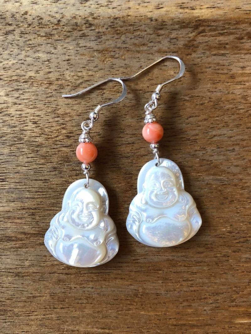 Geschnitzte Perlmutt Ohrringe, Geschnitzte Lächelnde Buddha Lachende Koralle 925 Sterling Silber Ohrringe von RitaCollection