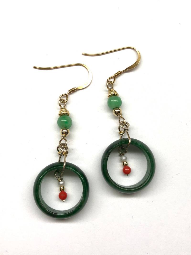 Jade Ohrringe, Echte Ring Aus Grüner Jade, Ringe Und Korallen Perlen Vergoldete Sterling Silber Ohrringe von RitaCollection
