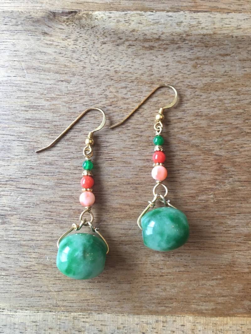 Jade Ohrringe, Oval Perlen Und Echte Korallen Perlen, Grüner Achat Vergoldete Sterling Silber Ohrringe von RitaCollection