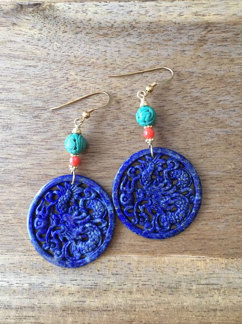 Lapis Lazuli Ohrringe, Drache Geschnitzte Lazuli, Geschnitzte Türkis Perle, Koralle Vergoldet Sterling Silber Ohrringe von RitaCollection