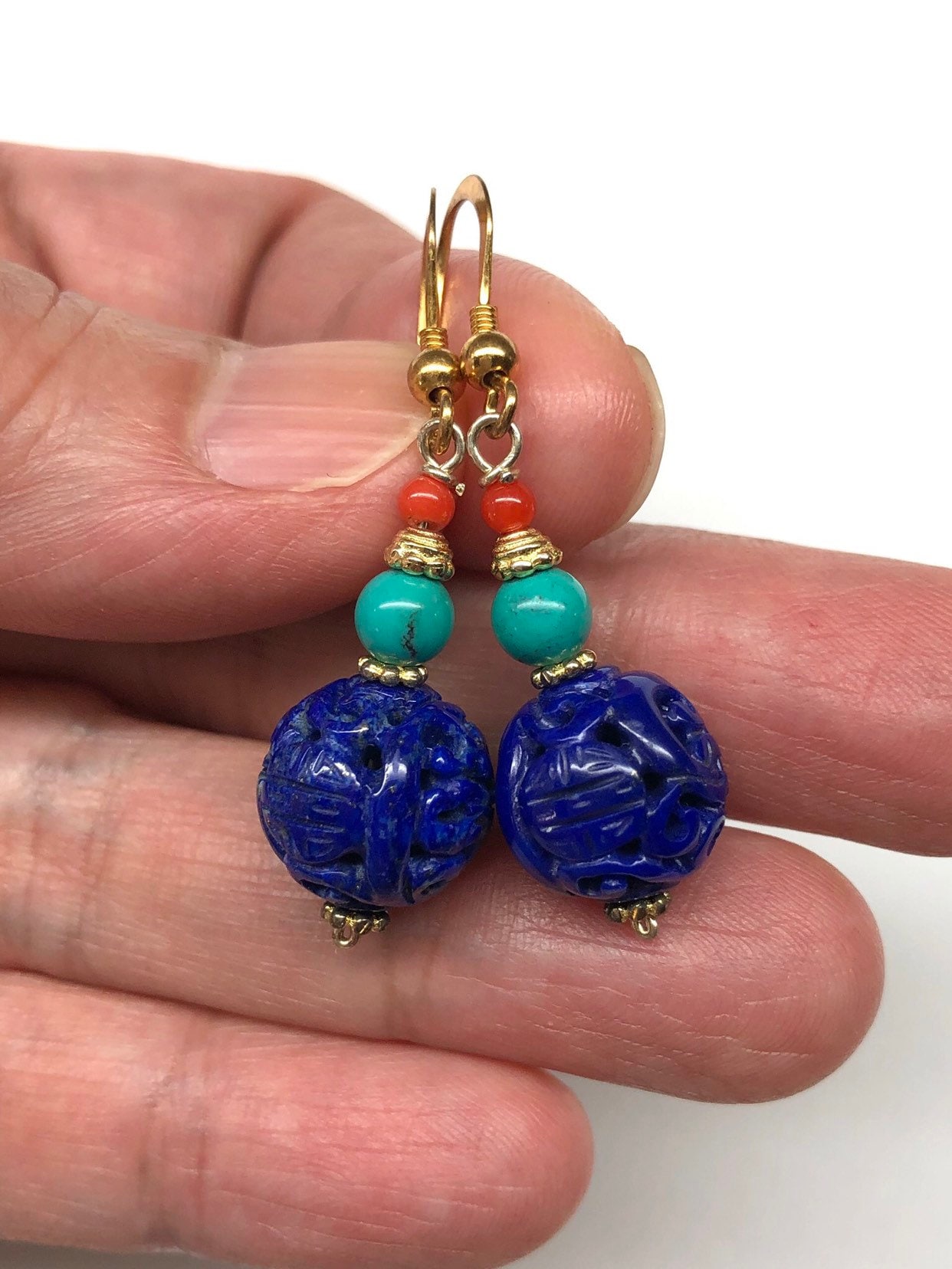 Lapis Ohrringe, Türkis Geschnitzte Natürliche Farbe Ausgehöhlte Lapislazuli Perle, Türkis, Koralle Vergoldete Sterlingsilber Ohrringe von RitaCollection