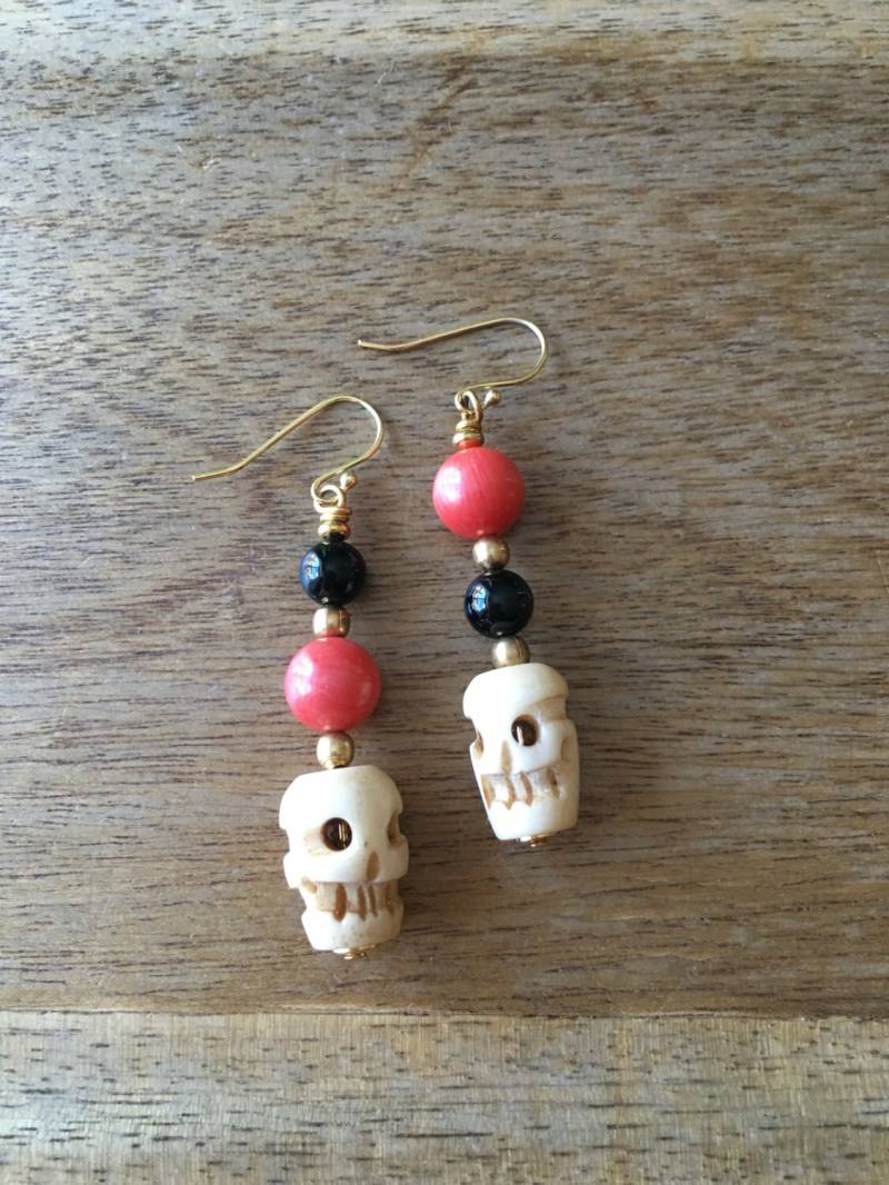 Ochsen Knochen Schädel Ohrringe, Halloween Geschnitzter Mit Schwarzen Achat Und Seebambus Vergoldete Sterling Silber Ohrringe von RitaCollection