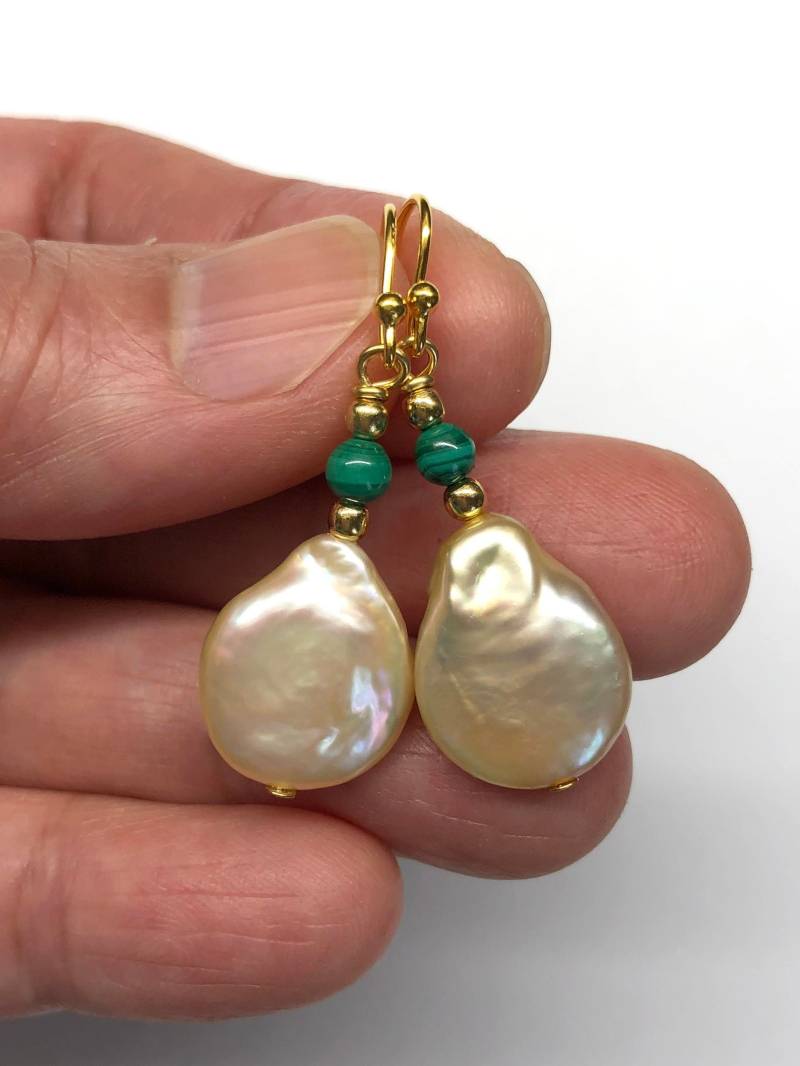 Perlenohrringe, Süßwasserperle Ohrringe, Natürliche Geformte Perle, Zuchtperle Grüne Malachit Münze Perle Ohrringe von RitaCollection
