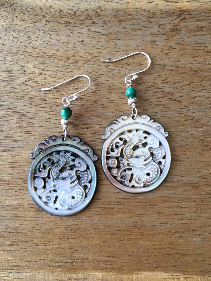 Perlmutt Ohrringe, Drachen Malachit Geschnitzter Drache Mit Perle 925 Sterling Silber Perlmutt Ohrringe, Drachen Malachit Geschnitzter Drache Mit Perle 925 Sterling Silber von RitaCollection
