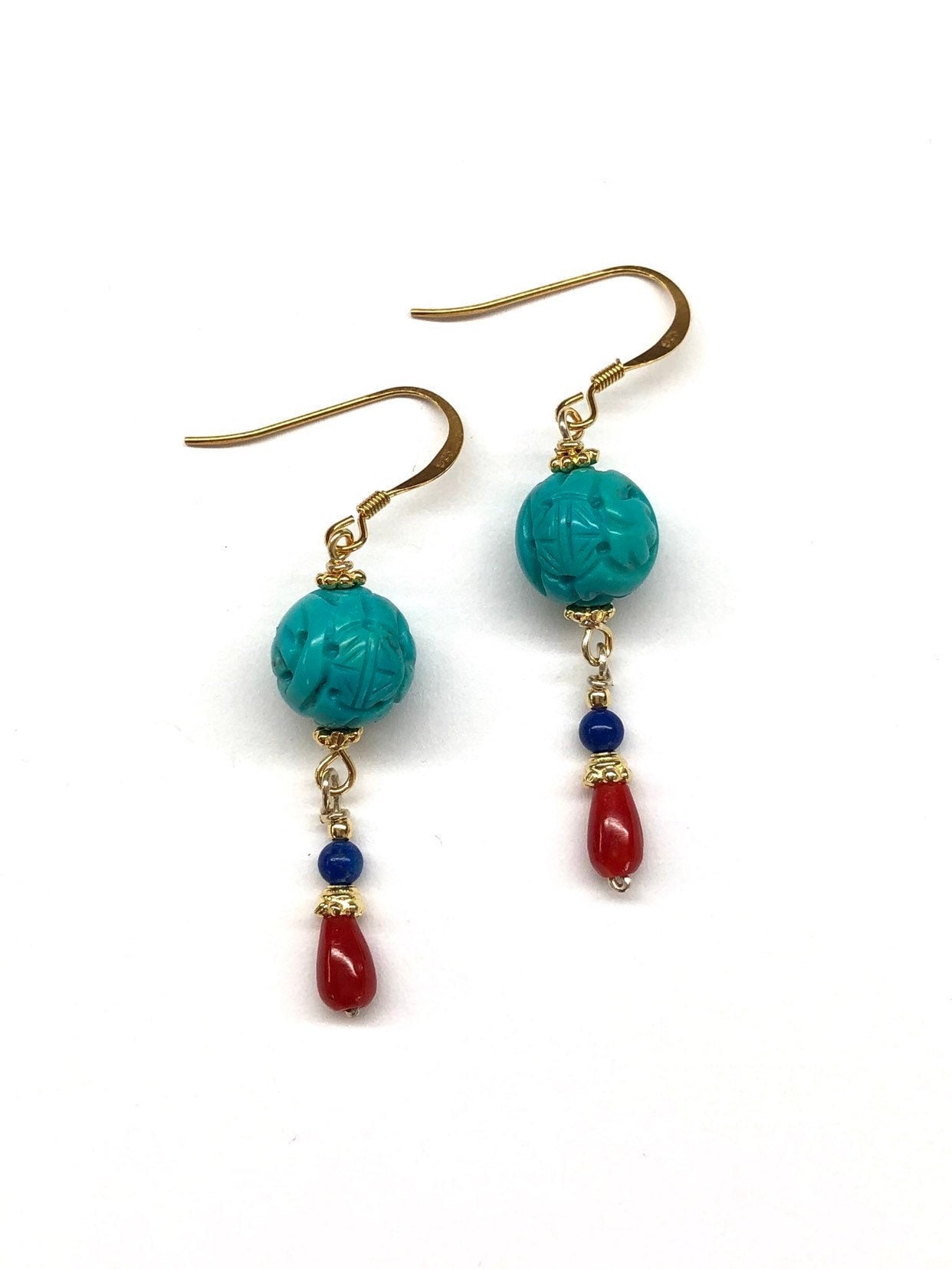 Türkis Ohrringe, Lapislazuli Echte Koralle Geschnitzter Türkis, Lapis, Vergoldete Sterlingsilber Ohrringe von RitaCollection