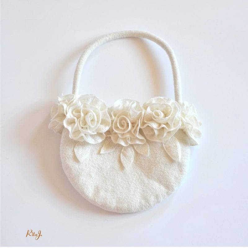 Weiße Gefilzte Clutch, Handtasche, Geldbörsen Mit Weißen Rosen. Aus Weichster Merinowolle Gefilzt von RitaJFelt