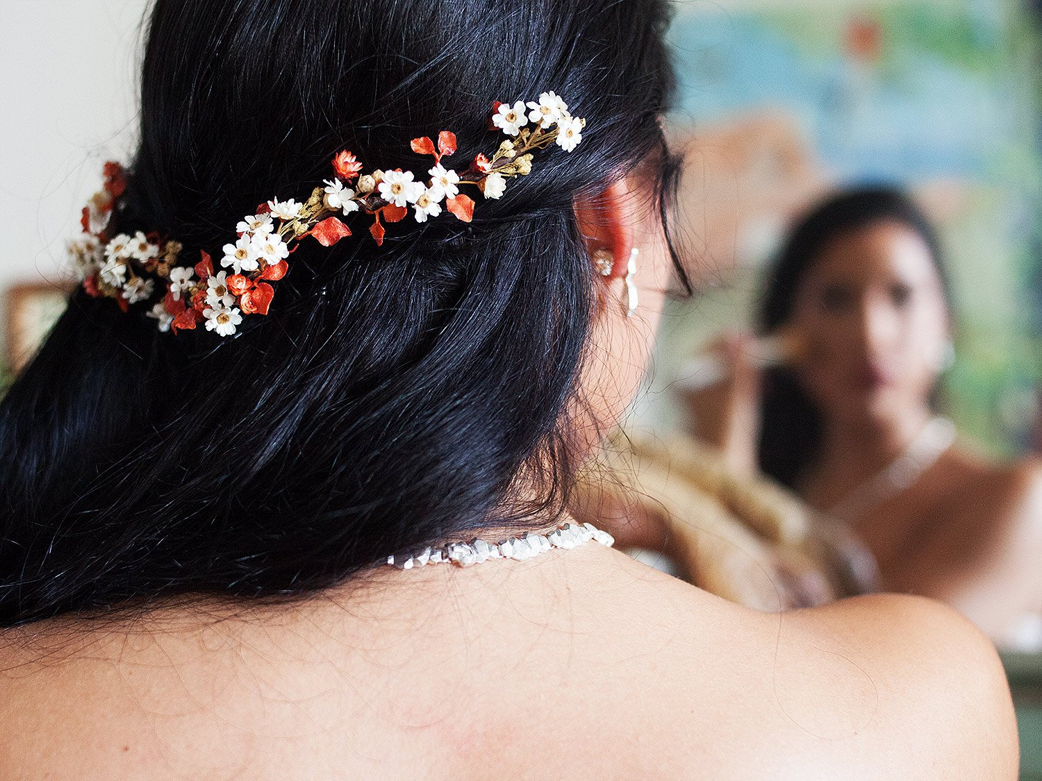Flexibler Kopfschmuck Aus Getrockneten Weißen Gänseblümchenblüten Für Das Haar Der Braut Flexibler Kopfschmuck Aus Getrockneten Weißen Gänseblümchenblüten Für Das Haar Der Braut von Ritaflowersbcn