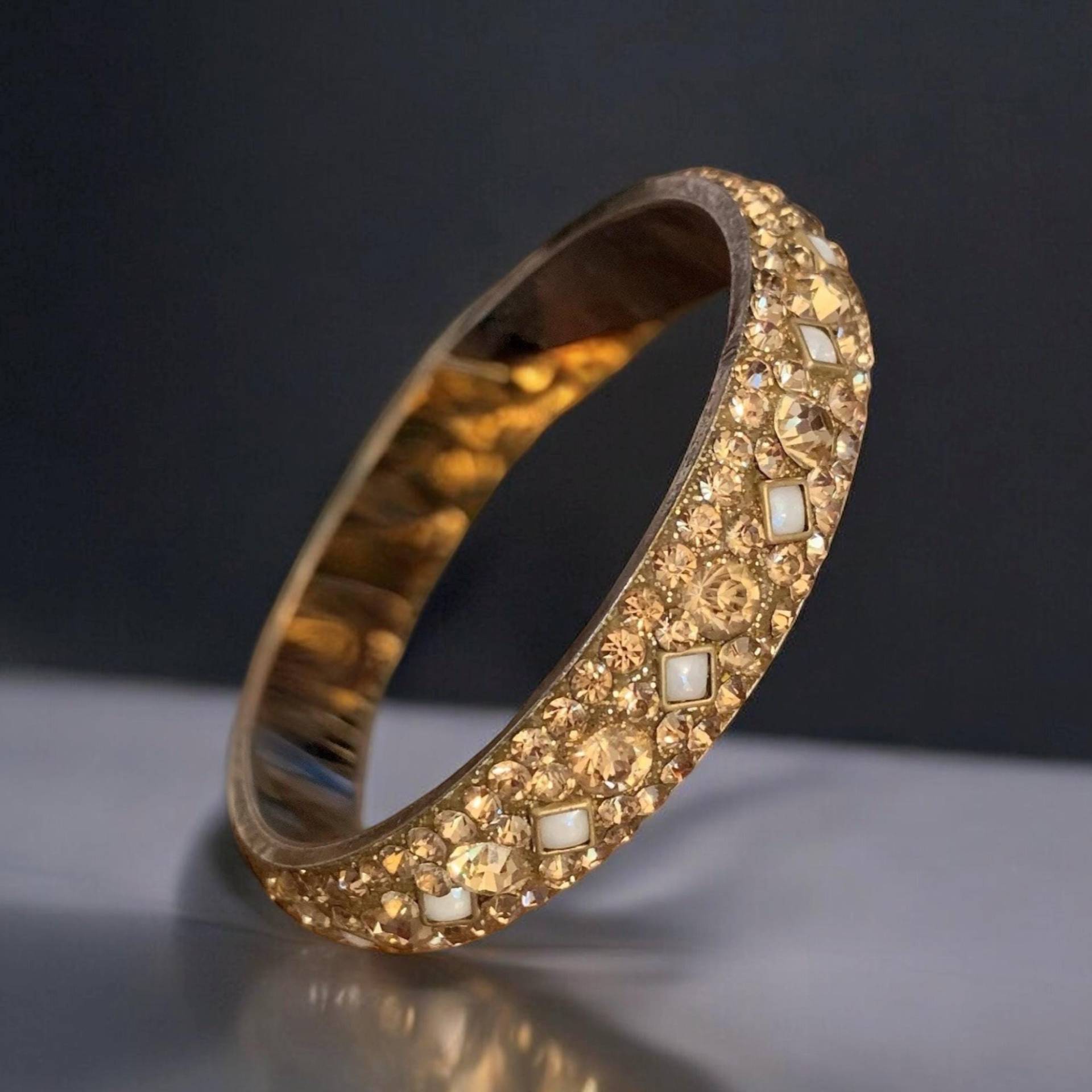 Vintage Gold Ton Strass Armreif, Altes Statement Sparkling Abend Verziertes Muster 64mm Dm Vintage Gold Ton Strass Armreif, Altes Statement Sparkling Abend Verziertes Muster 64mm Dm von Ritasschmuck
