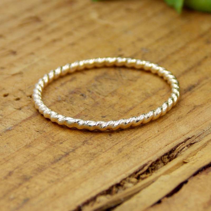 14K Gold Twisted Rope Ring Goldring, Gedrehter Ring, Zierlicher Stapelring, Dünner Kleiner Seilring, Versprechensring von RitoOriginals