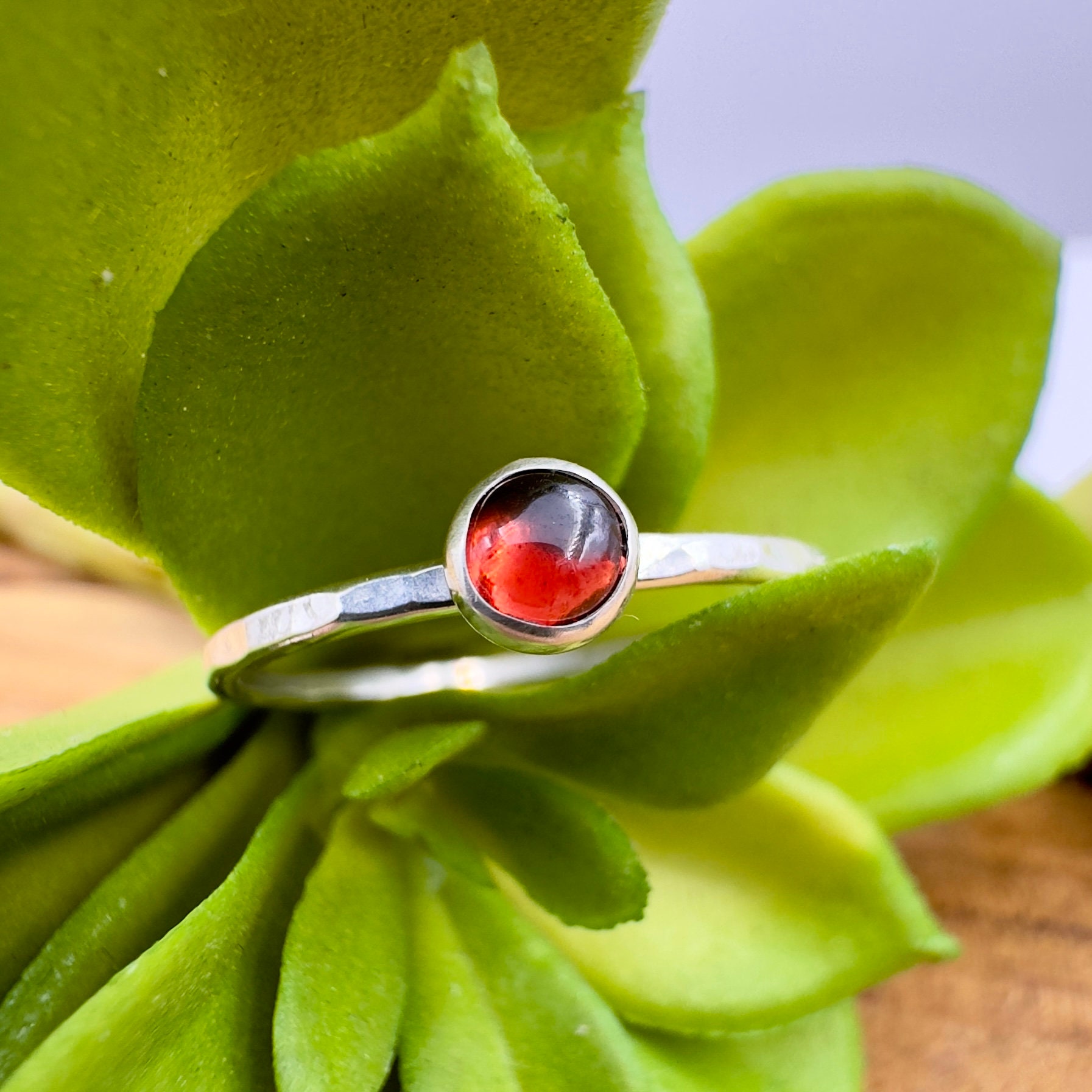 4mm Roter Granat Cabochon - Bandring Stapelring Januar Geburtsstein Ring Geschenk Für Sie 4mm Roter Granat Cabochon - Bandring Stapelring Januar Geburtsstein Ring Geschenk Für Sie von RitoOriginals
