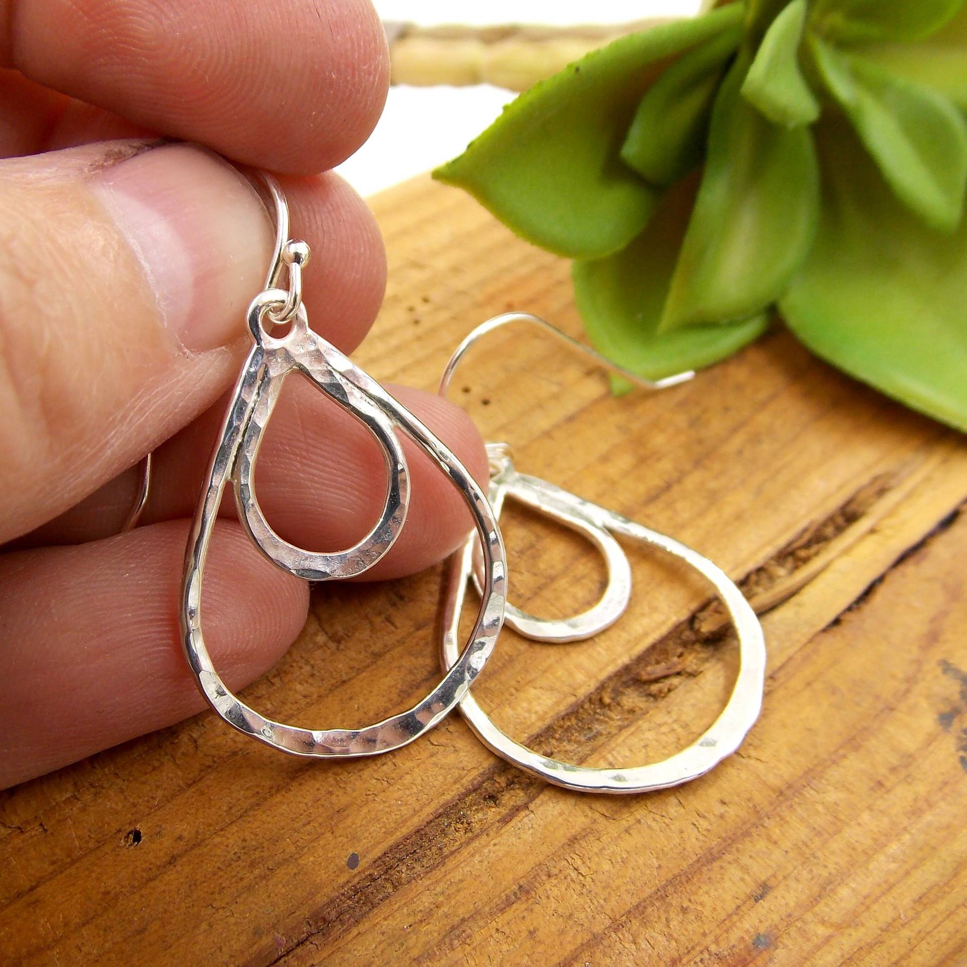 Double Loop Lace Ohrringe Sterling Silber Ohrringe, Baumeln Creolen, Gehämmerte Tropfen Poliert Double Loop Lace Ohrringe Sterling Silber Ohrringe, Baumeln Creolen, Gehämmerte Tropfen Poliert von RitoOriginals