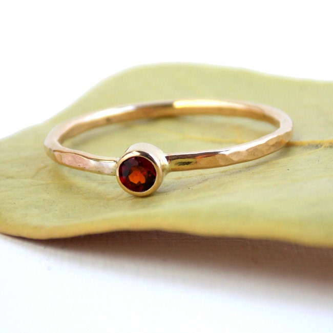 Einfache Birthstone Ring W/Gehämmert Band Einfache Gold Gefüllt Ring Einfache Birthstone Ring W/Gehämmert Band Einfache Gold Gefüllt Ring von RitoOriginals