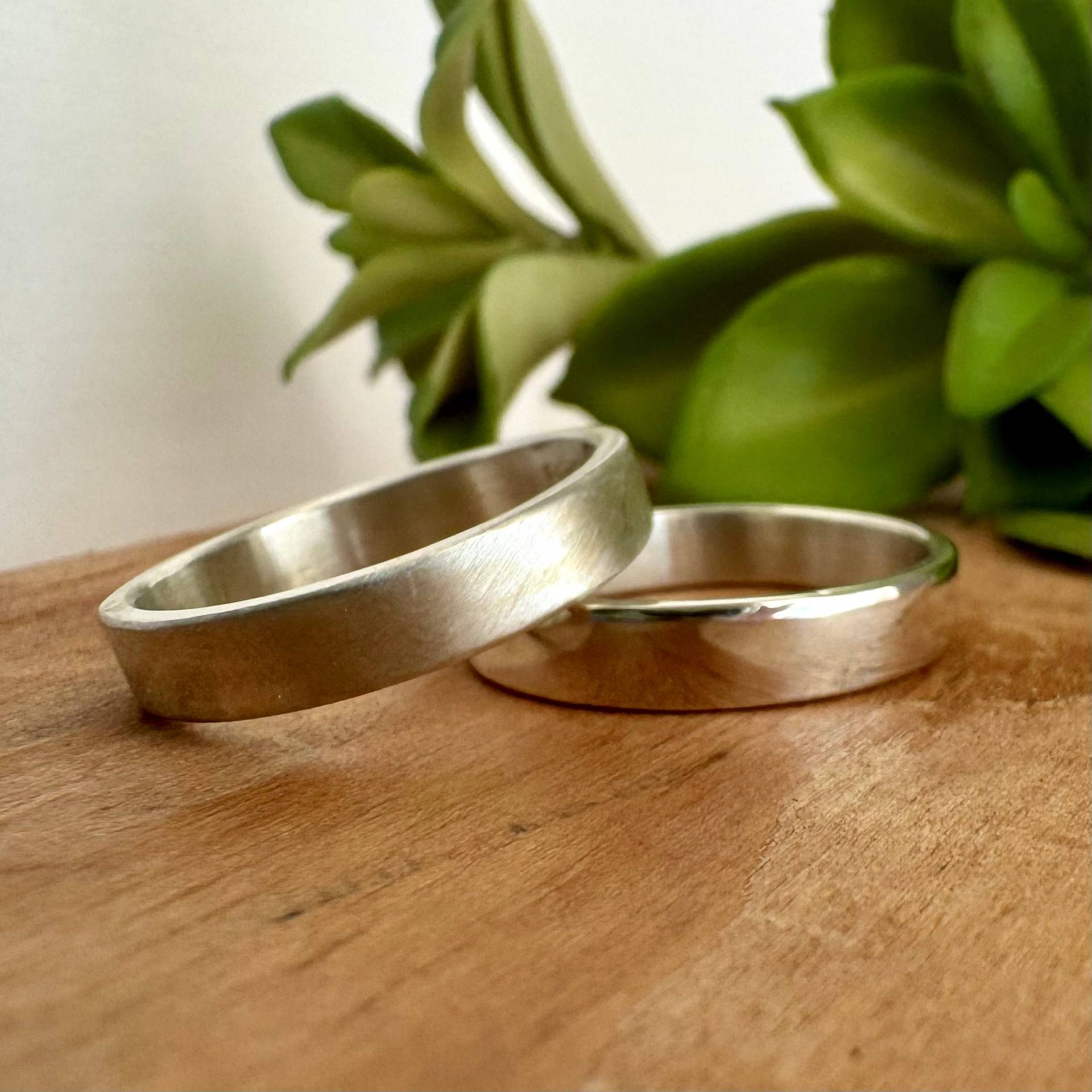 Einfacher Ehering Aus Sterlingsilber Mit Einem Gebürsteten Oder Polierten Finish Einfacher Ehering Aus Sterlingsilber Mit Einem Gebürsteten Oder Polierten Finish von RitoOriginals