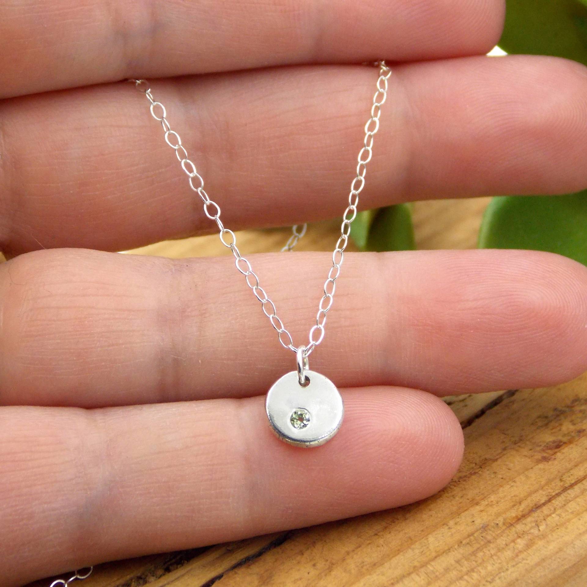 Flache Pebble Geburtsstein-Halskette Eine Einfache Halskette Aus Sterlingsilber Anhänger Perfekt Für Den Muttertag Flache Pebble Geburtsstein-Halskette Eine Einfache Halskette Aus Sterlingsilber Anhänger Perfekt Für Den Muttertag von RitoOriginals