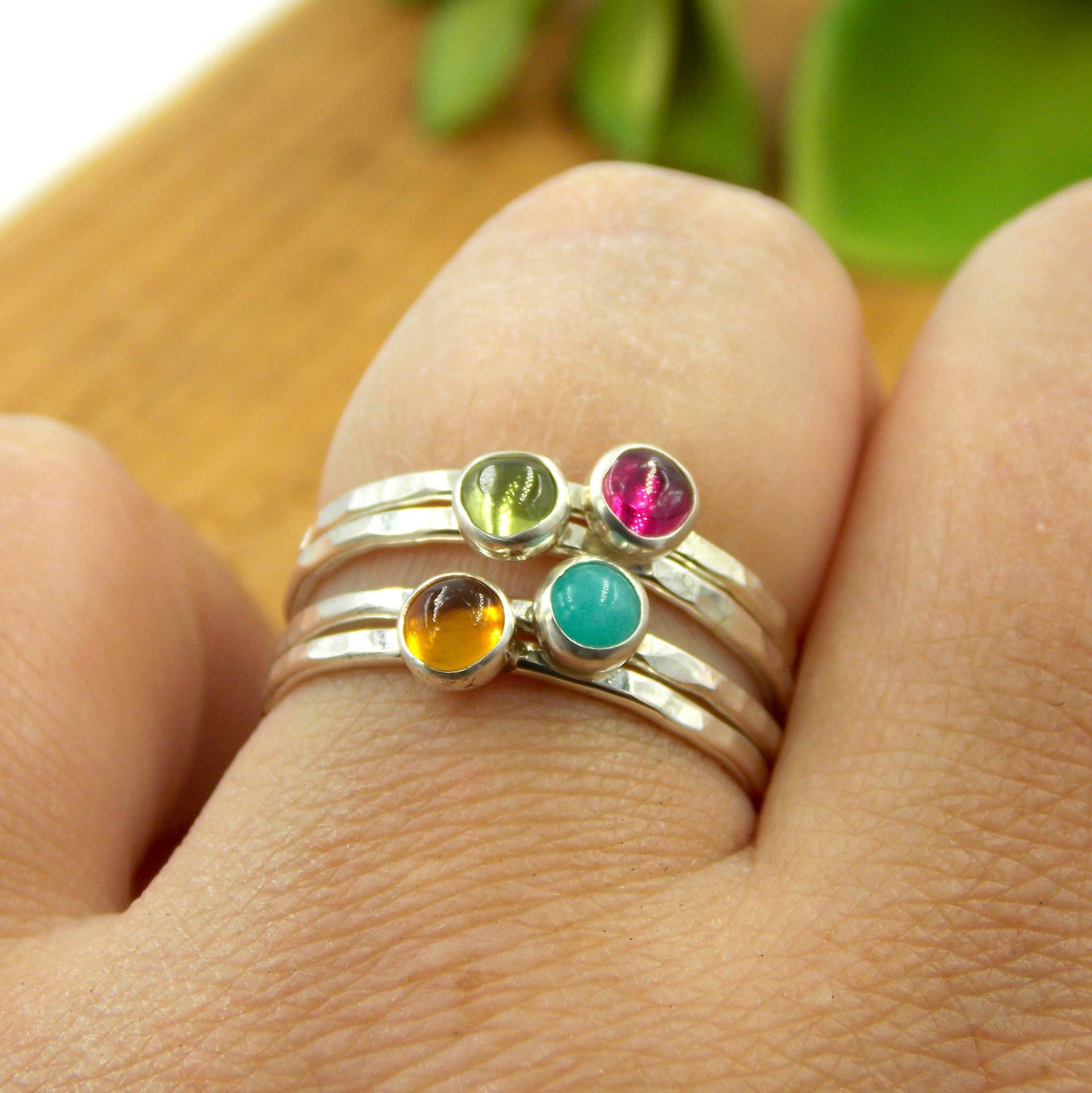 Gehämmerter Cabochon-Ring Mit Geburtsstein Ein Einfacher, Zierlicher Sterlingsilberring Gehämmerter Cabochon-Ring Mit Geburtsstein Ein Einfacher, Zierlicher Sterlingsilberring von RitoOriginals