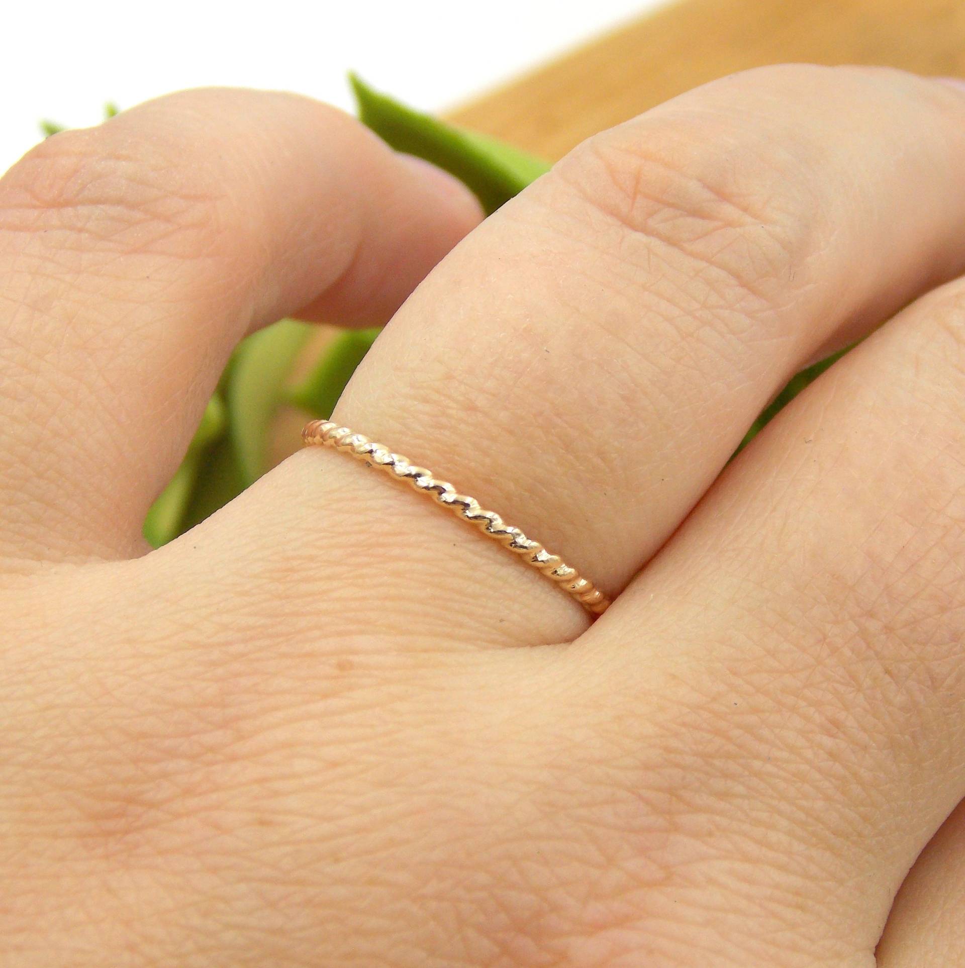 Gold-Filled Verdrehter Ring 14K Ring, Gedrehter Zierlicher Schlichter Stapelring, Dünner Kleiner Ring Gold-Filled Verdrehter Ring 14K Ring, Gedrehter Zierlicher Schlichter Stapelring, Dünner Kleiner Ring von RitoOriginals