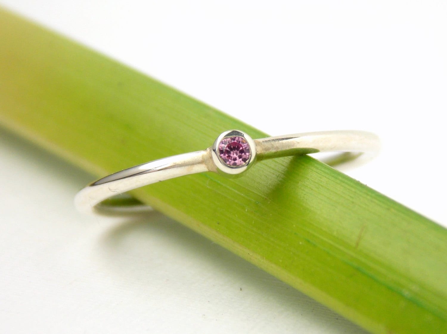 Kleiner Geburtsstein Ring Zierlicher Sterling Silber Ring Kleiner Geburtsstein Ring Zierlicher Sterling Silber Ring von RitoOriginals