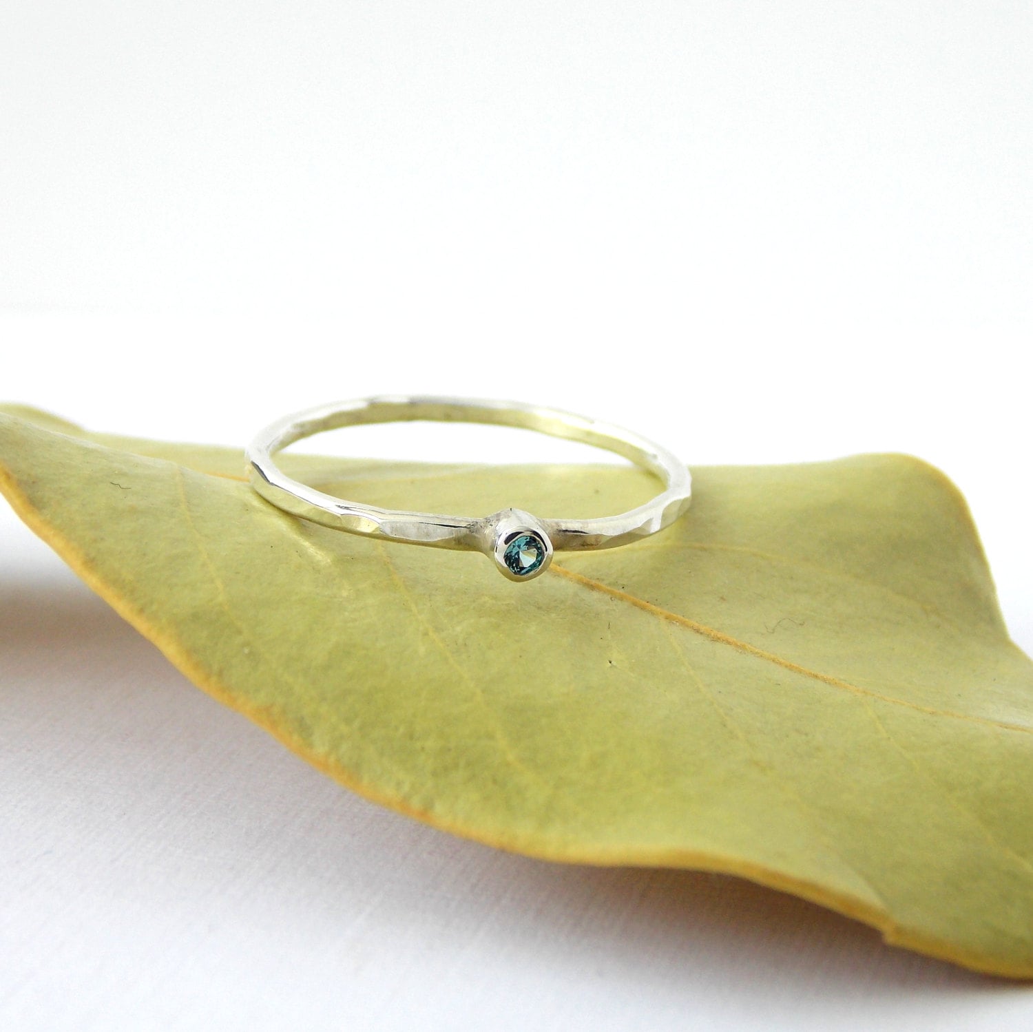 Feiner Gehämmerter Geburtssteinring Sterlingsilberring, Zierlicher Ring, Winziger Kleiner Geburtssteinring, Stapelring, Stapelbarer Ring Feiner Gehämmerter Geburtssteinring Sterlingsilberring, Zierlicher Ring, Winziger Kleiner Geburtssteinring, Stapelring, Stapelbarer Ring von RitoOriginals