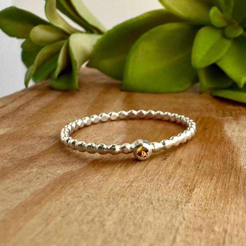 Kleiner Perlen Geburtsstein Ring Stapelbarer Ring Aus Sterling Silber Kleiner Perlen Geburtsstein Ring Stapelbarer Ring Aus Sterling Silber von RitoOriginals